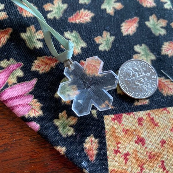 VINTAGE * small FACETED Cut GLASS SNOWFLAKE light BLUE RIBBON NECKLACE * Hippy - Picture 6 of 6